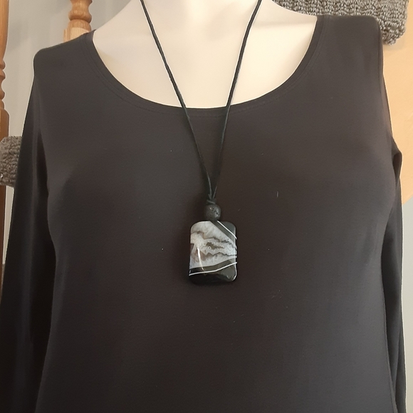 BEAUTIFUL-Natural Square Black & White Agate/Black Lava Stone/Suede Necklace - Picture 8 of 8